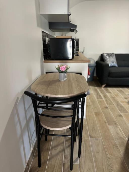 Charmante Studio Ligne 13 Tram 5 Saint Denis بيارفيت-سور-سين المظهر الخارجي الصورة